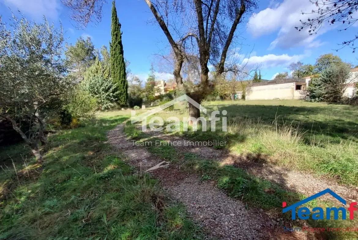 Terrain constructible plat de 1247 m² à Saint-Julien-les-Rosiers 