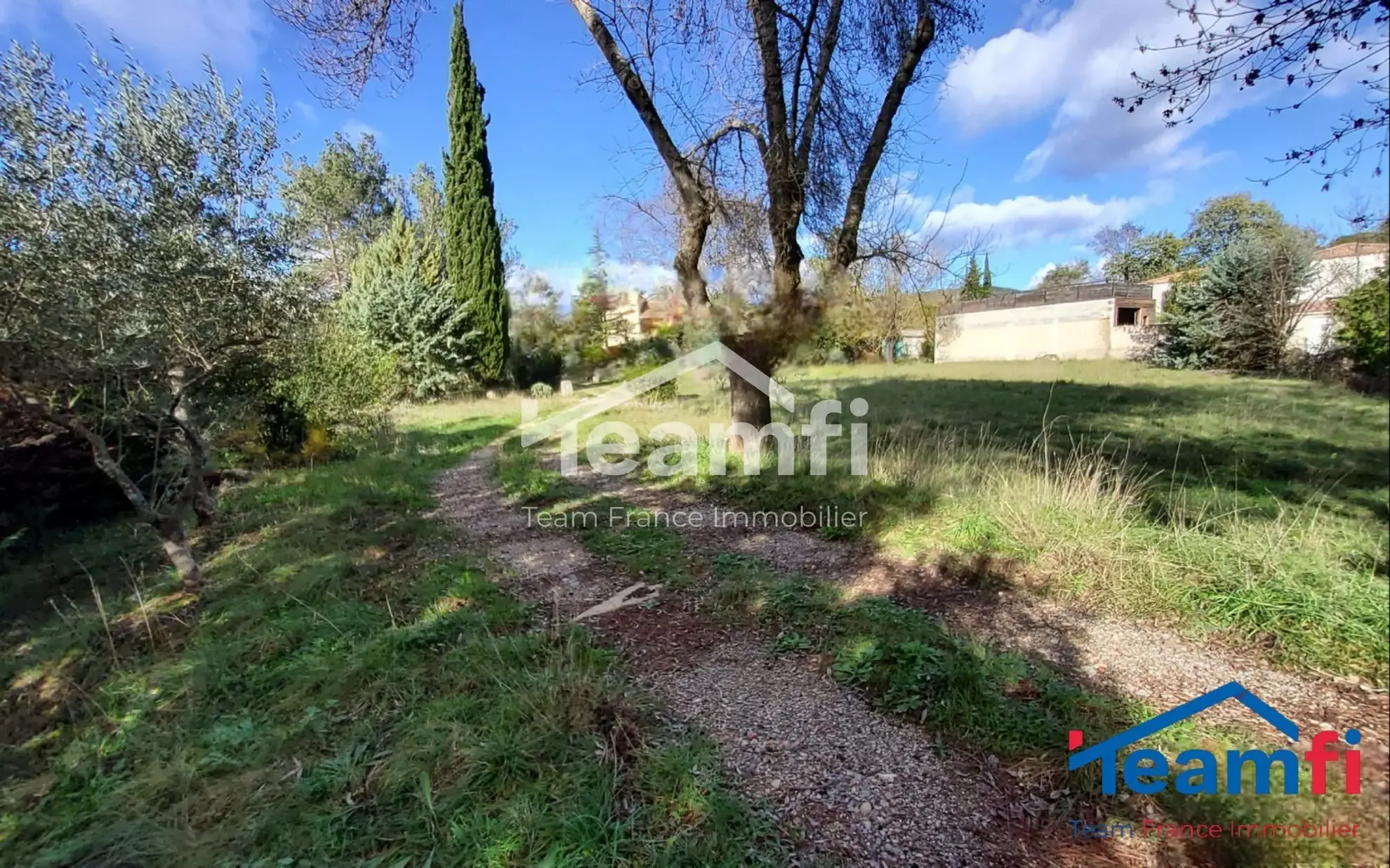 Terrain constructible plat de 1247 m² à Saint-Julien-les-Rosiers 