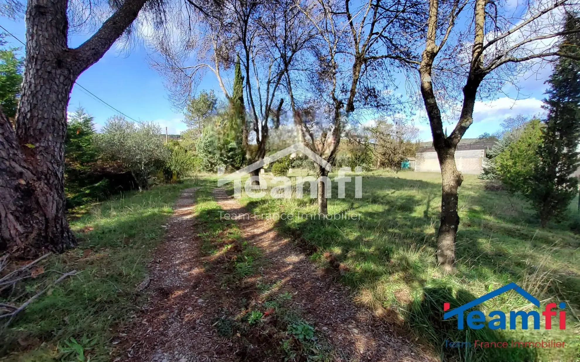 Terrain constructible plat de 1247 m² à Saint-Julien-les-Rosiers 