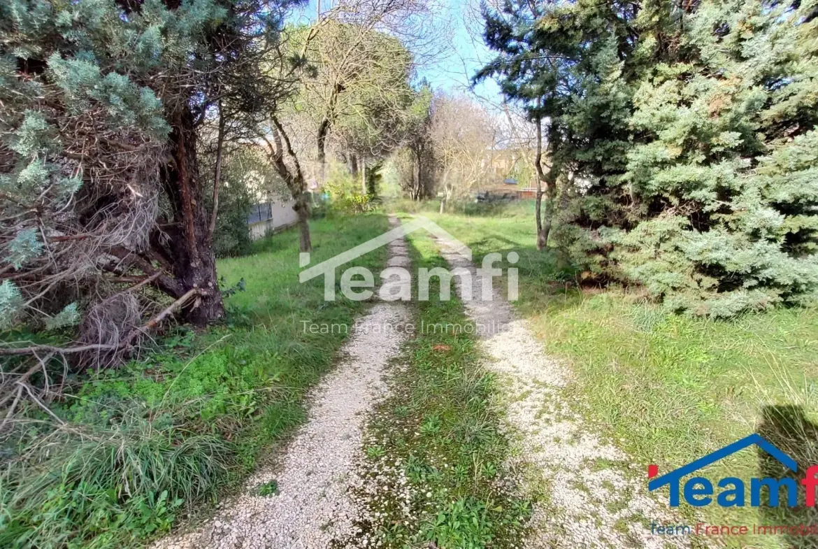 Terrain constructible plat de 1247 m² à Saint-Julien-les-Rosiers 