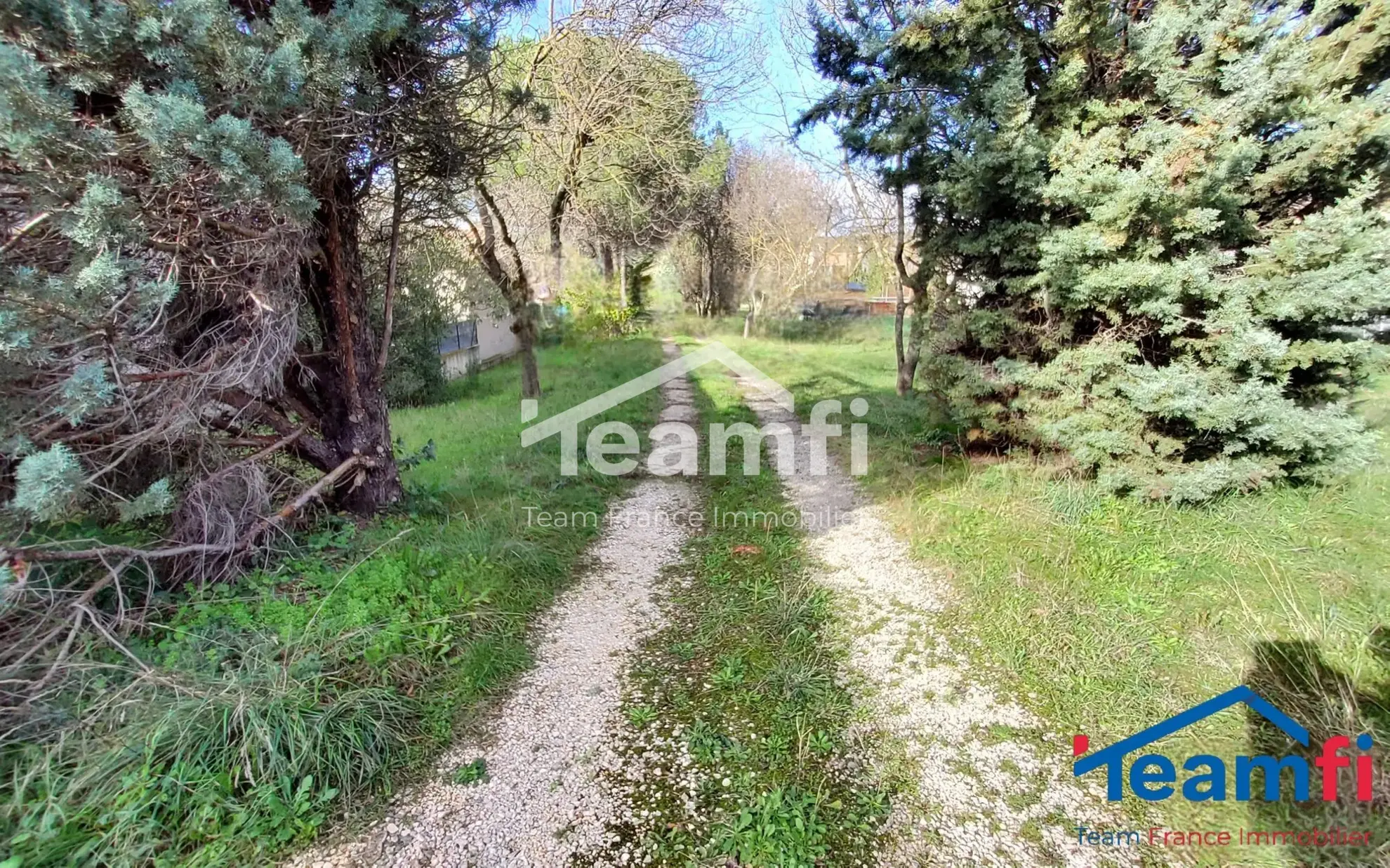 Terrain constructible plat de 1247 m² à Saint-Julien-les-Rosiers 