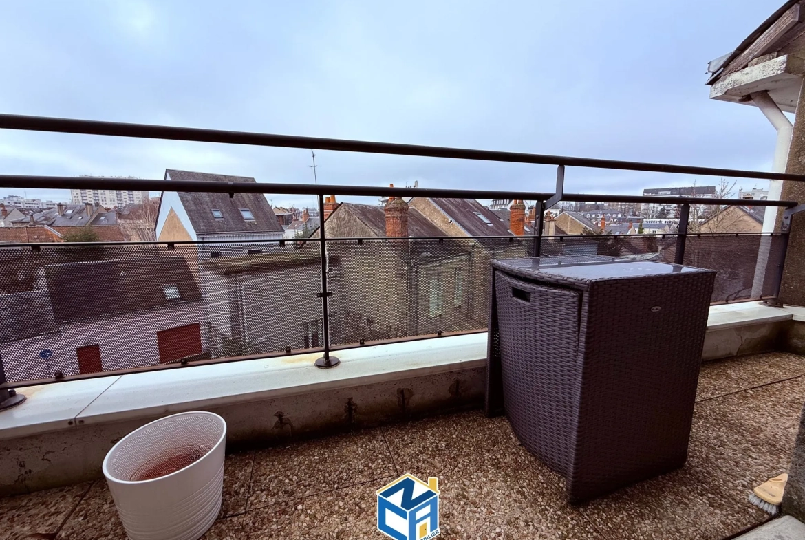 Vente appartement T2 en dernier étage avec deux balcons à Tours 