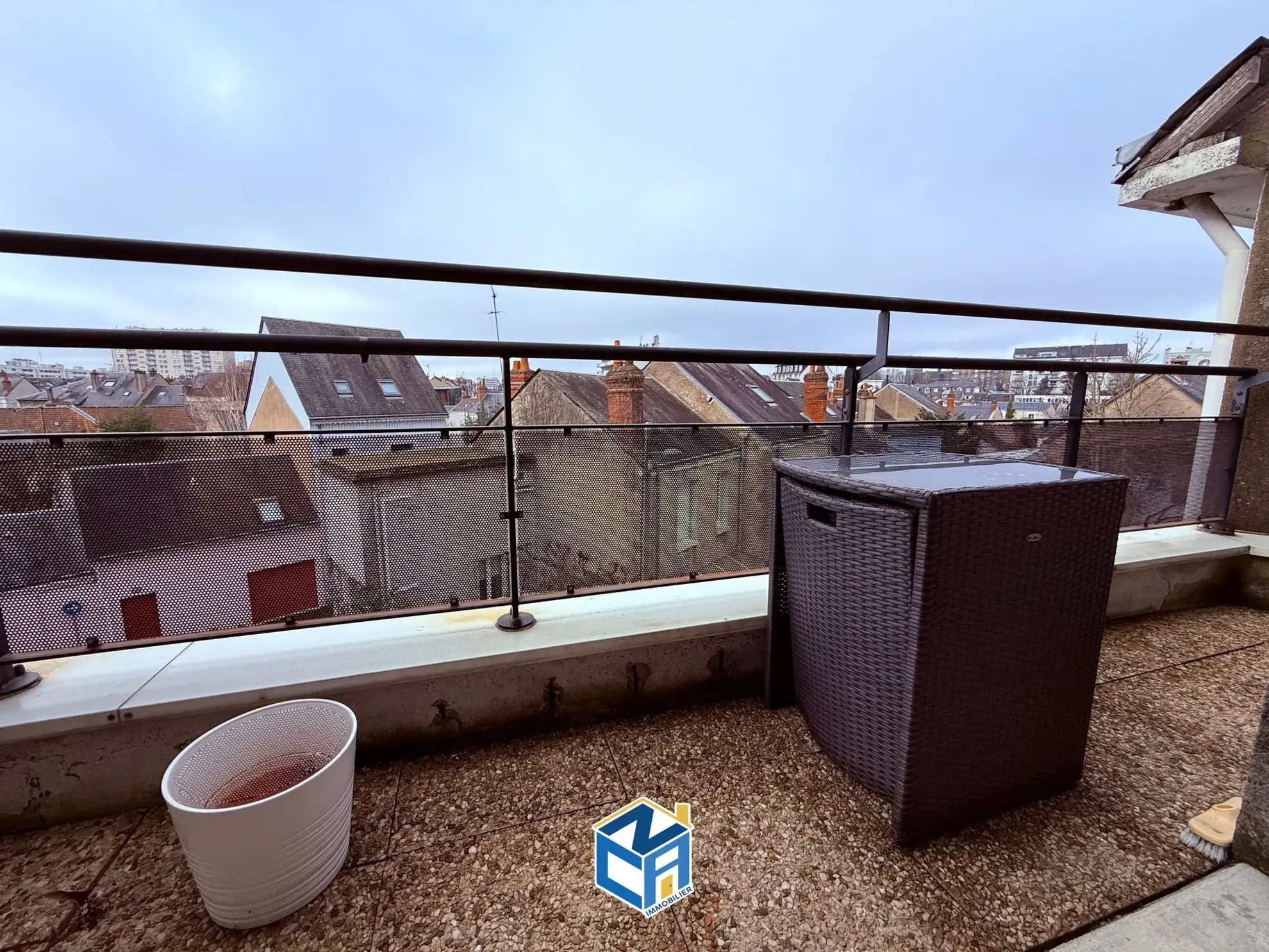 Vente appartement T2 en dernier étage avec deux balcons à Tours 