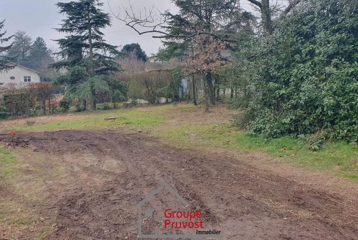 Terrain plat constructible à Vaugneray de 1000 m² dans un secteur résidentiel calme 