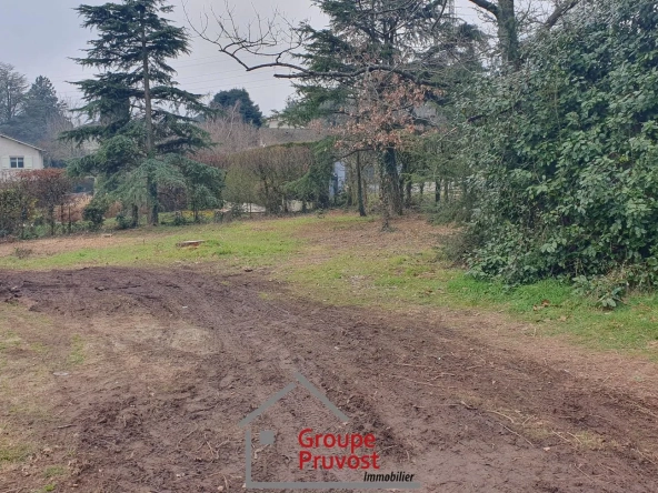 Terrain plat constructible à Vaugneray de 1000 m² dans un secteur résidentiel calme