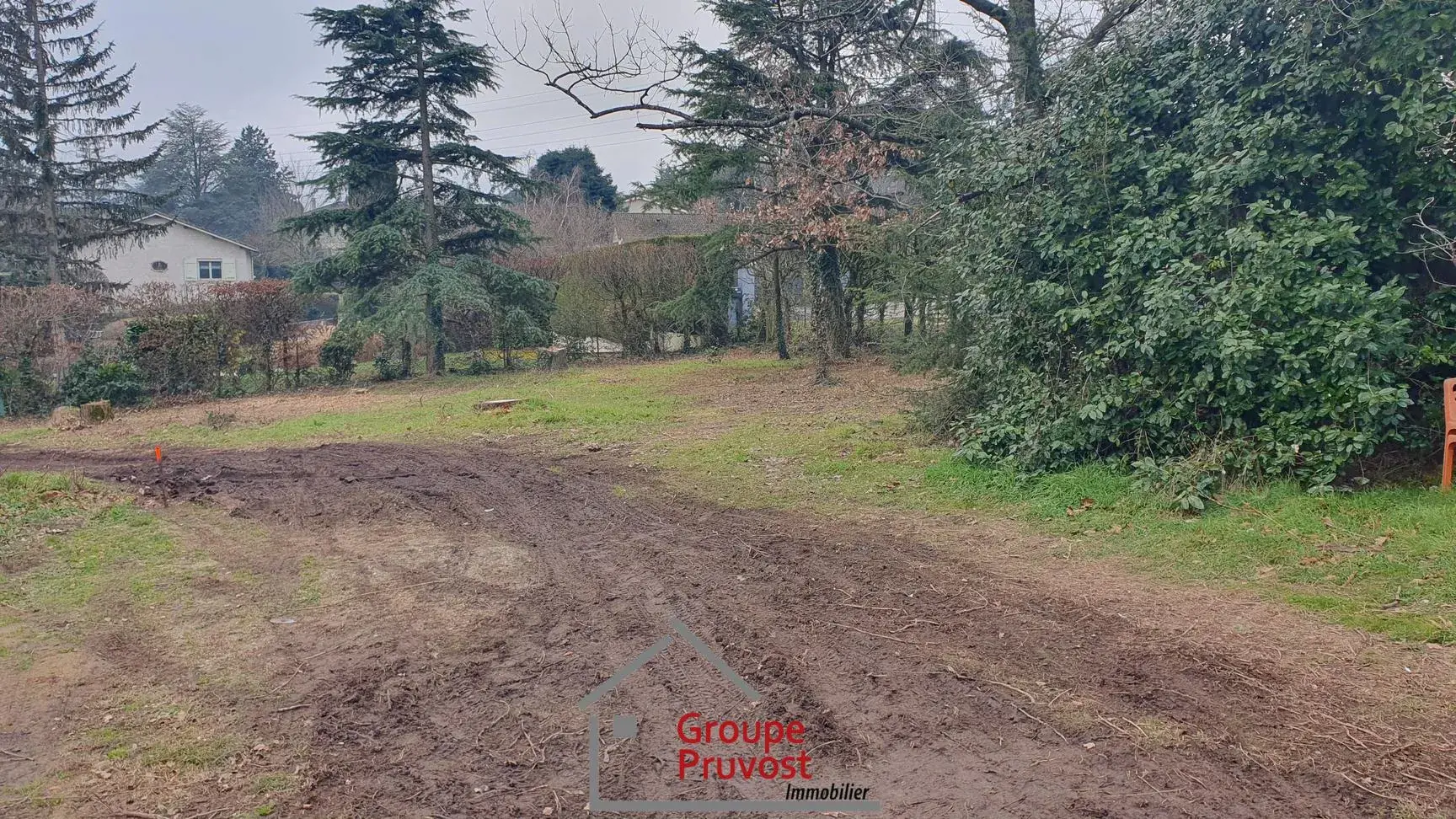 Terrain plat constructible à Vaugneray de 1000 m² dans un secteur résidentiel calme 