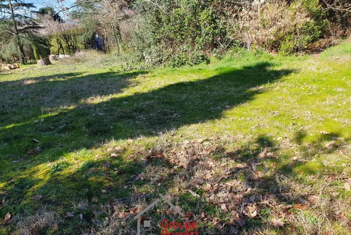 Terrain plat constructible à Vaugneray de 1000 m² dans un secteur résidentiel calme 