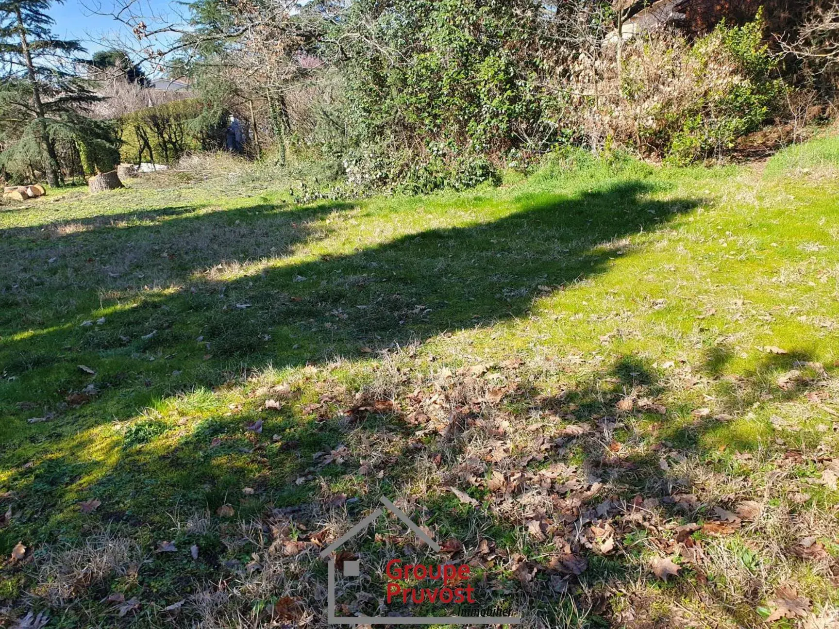 Terrain plat constructible à Vaugneray de 1000 m² dans un secteur résidentiel calme 