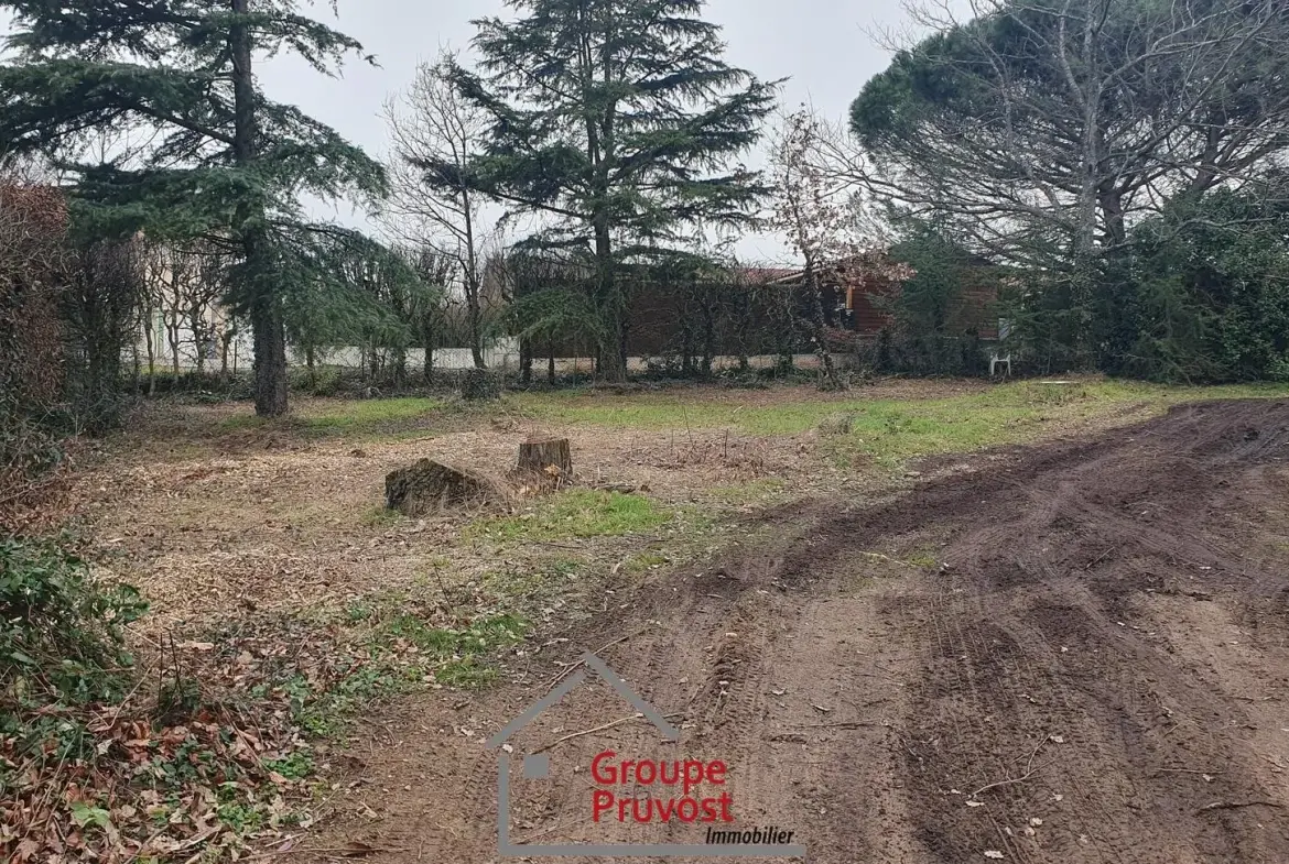 Terrain plat constructible à Vaugneray de 1000 m² dans un secteur résidentiel calme 