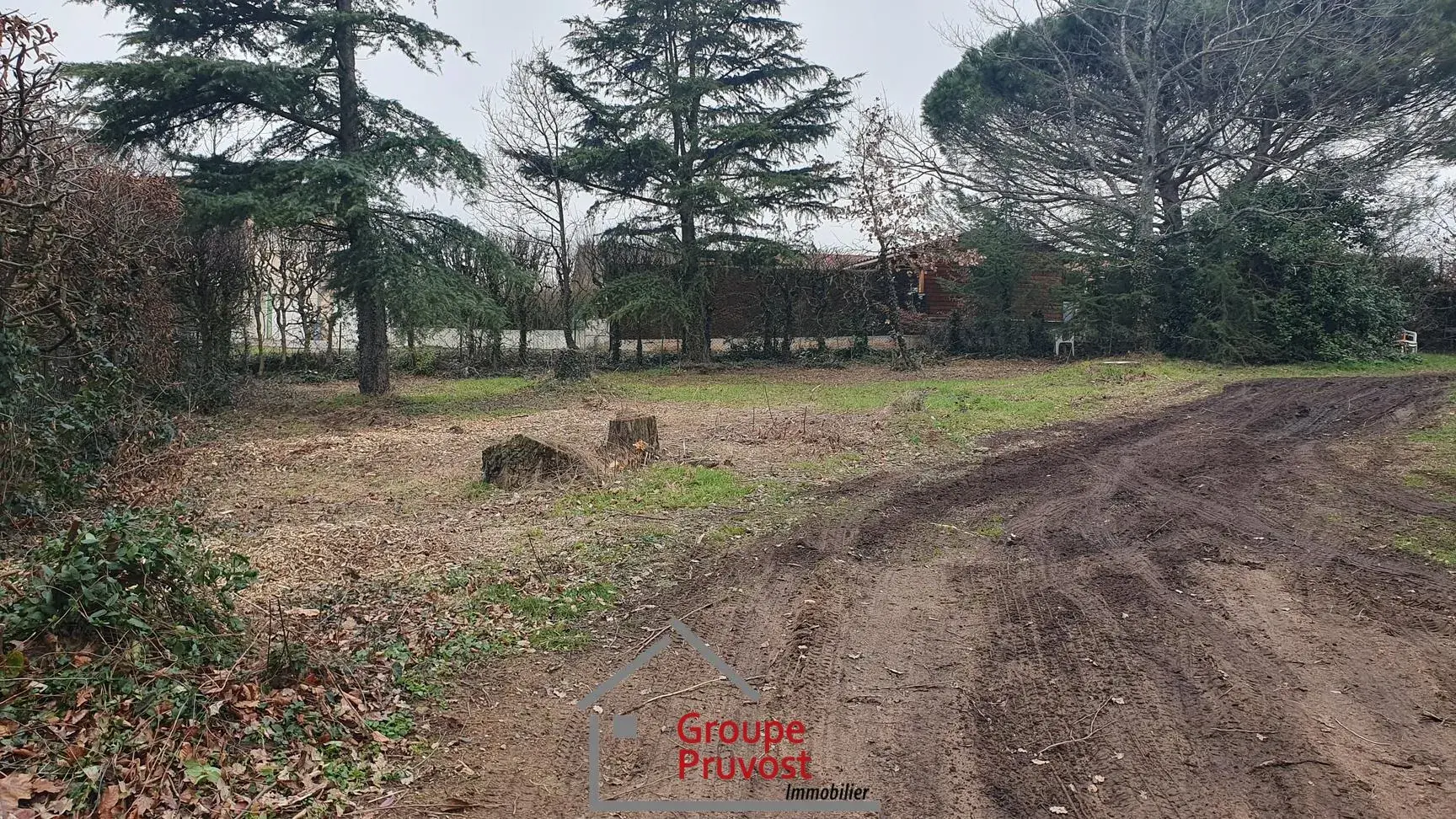 Terrain plat constructible à Vaugneray de 1000 m² dans un secteur résidentiel calme 