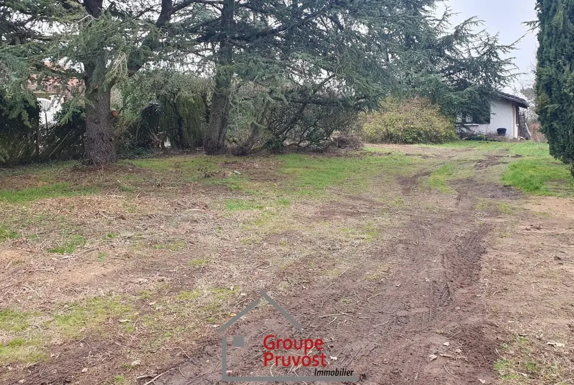 Terrain plat constructible à Vaugneray de 1000 m² dans un secteur résidentiel calme 