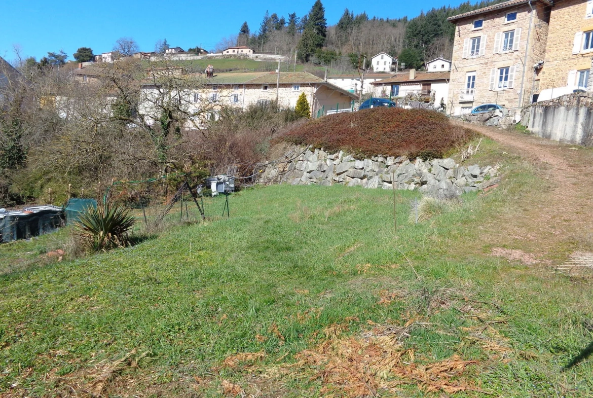 Terrain constructible de 694 m² à Lamure-sur-Azergues, Vue dégagée et calme 