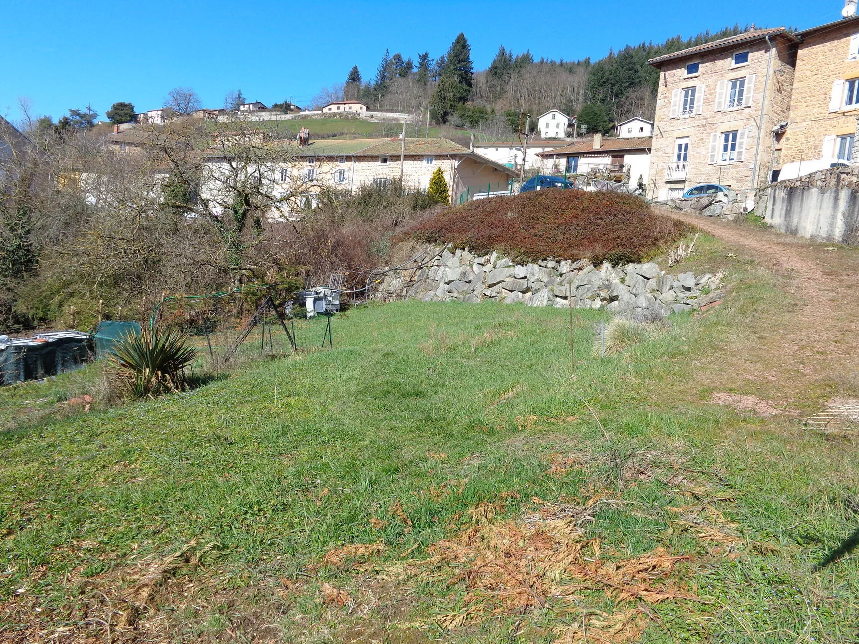 Terrain constructible de 694 m² à Lamure-sur-Azergues, Vue dégagée et calme 