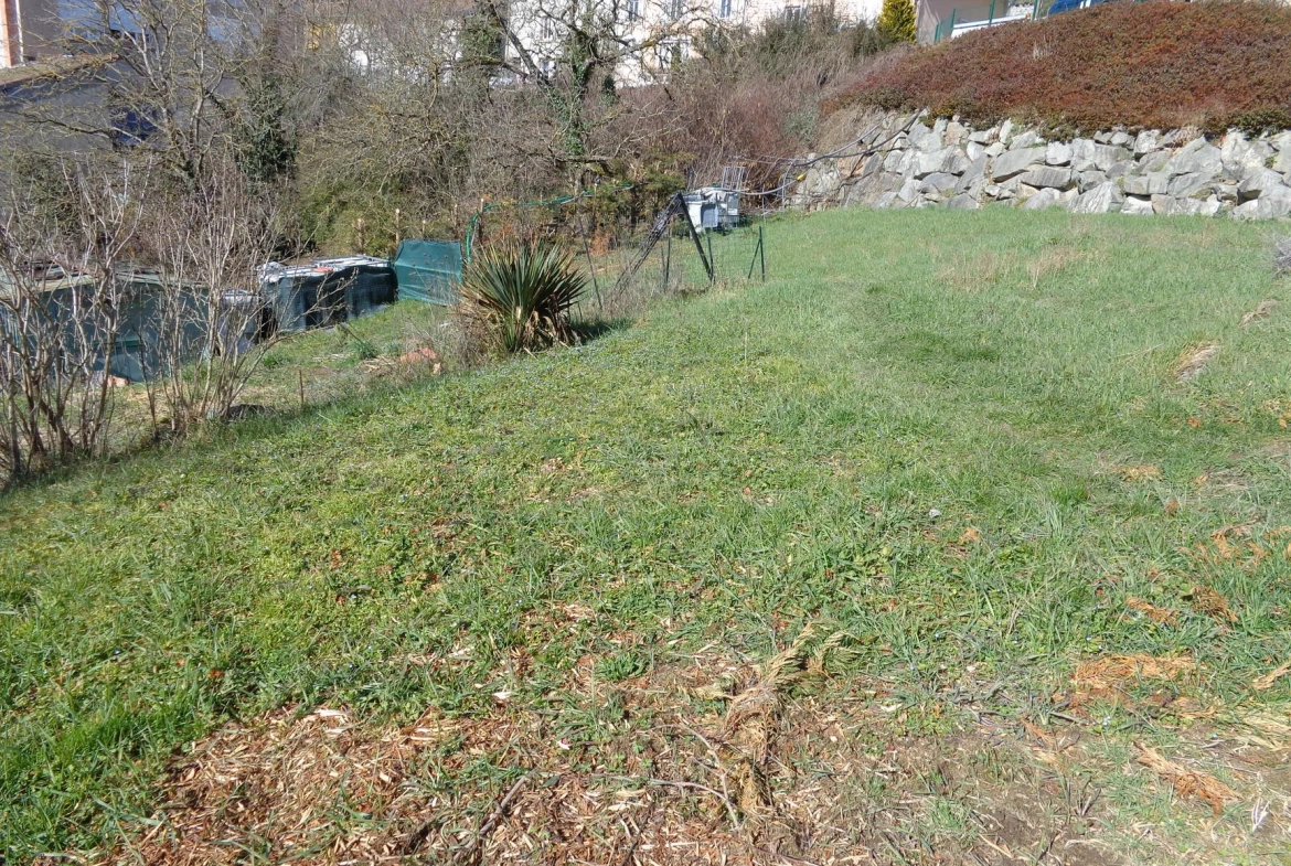 Terrain constructible de 694 m² à Lamure-sur-Azergues, Vue dégagée et calme 