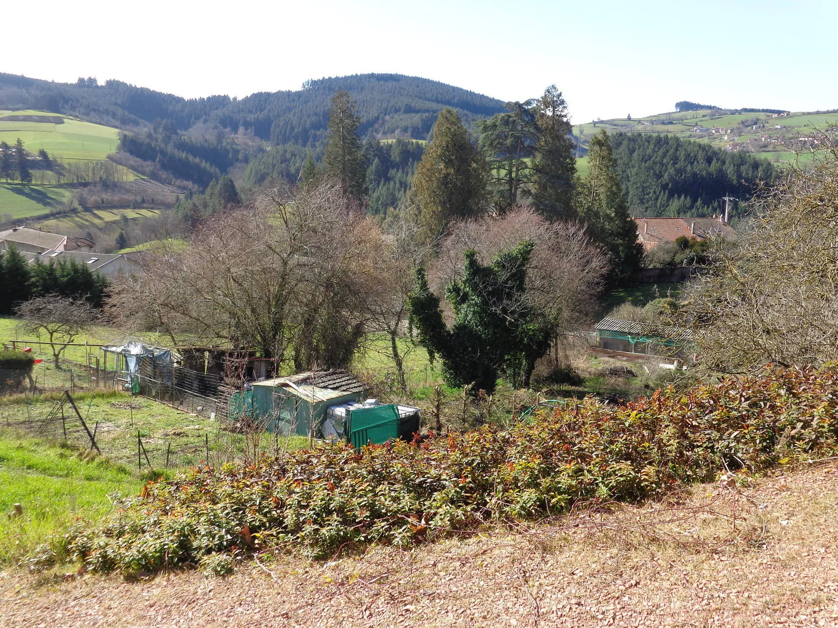 Terrain constructible de 694 m² à Lamure-sur-Azergues, Vue dégagée et calme 