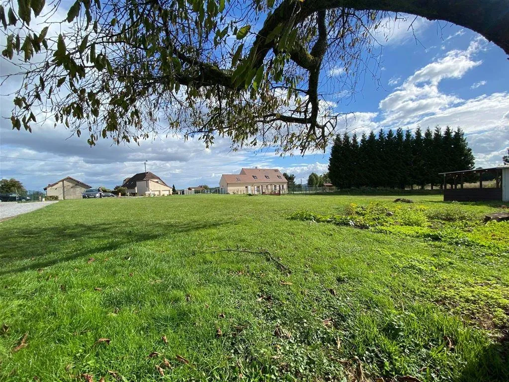 Terrain constructible de 752 m² à Monthenault, libre de constructeur 