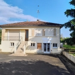 Maison à vendre à Bégué avec grand jardin et sous-sol aménageable