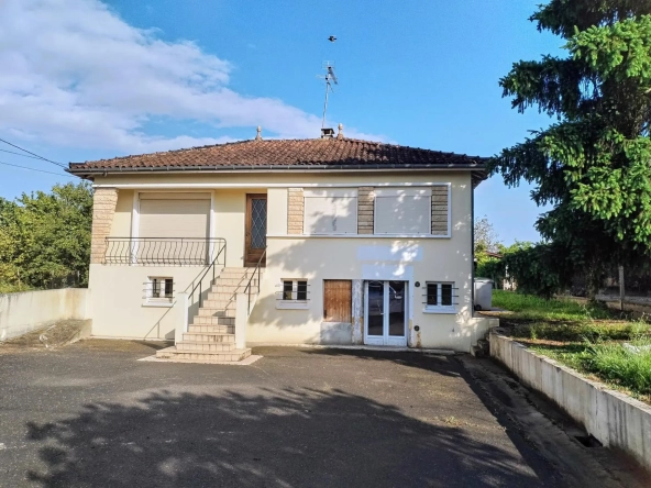 Maison à vendre à Bégué avec grand jardin et sous-sol aménageable