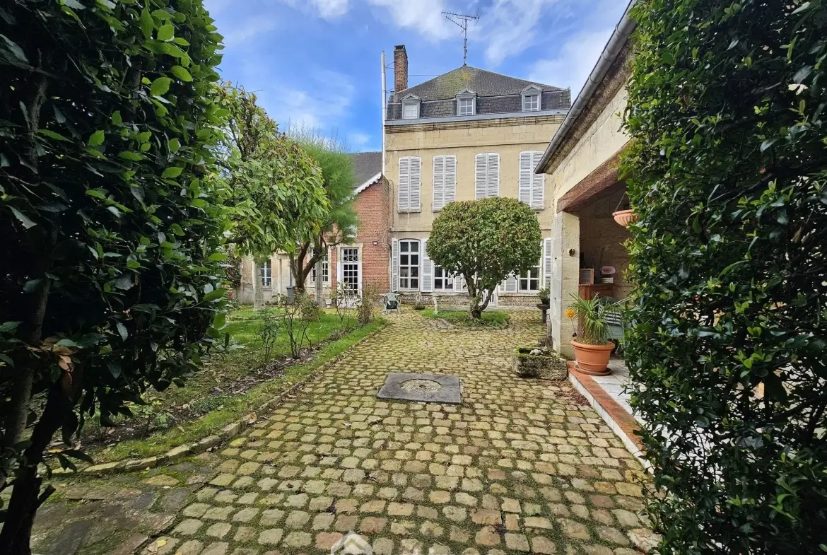 Maison bourgeoise de 353 m² à Crépuy avec jardin et dépendances 