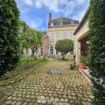 Maison bourgeoise de 353 m² à Crépuy avec jardin et dépendances