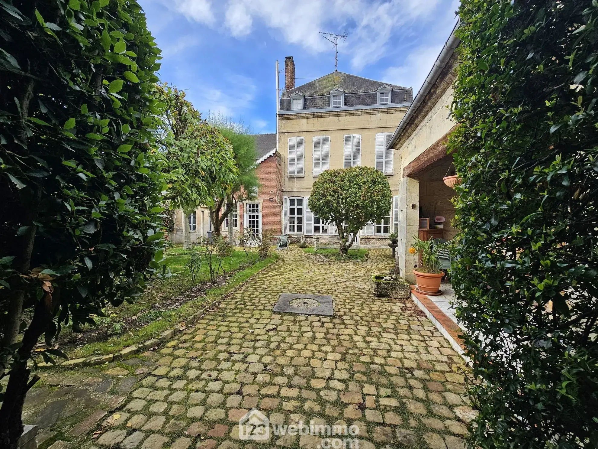 Maison bourgeoise de 353 m² à Crépuy avec jardin et dépendances 