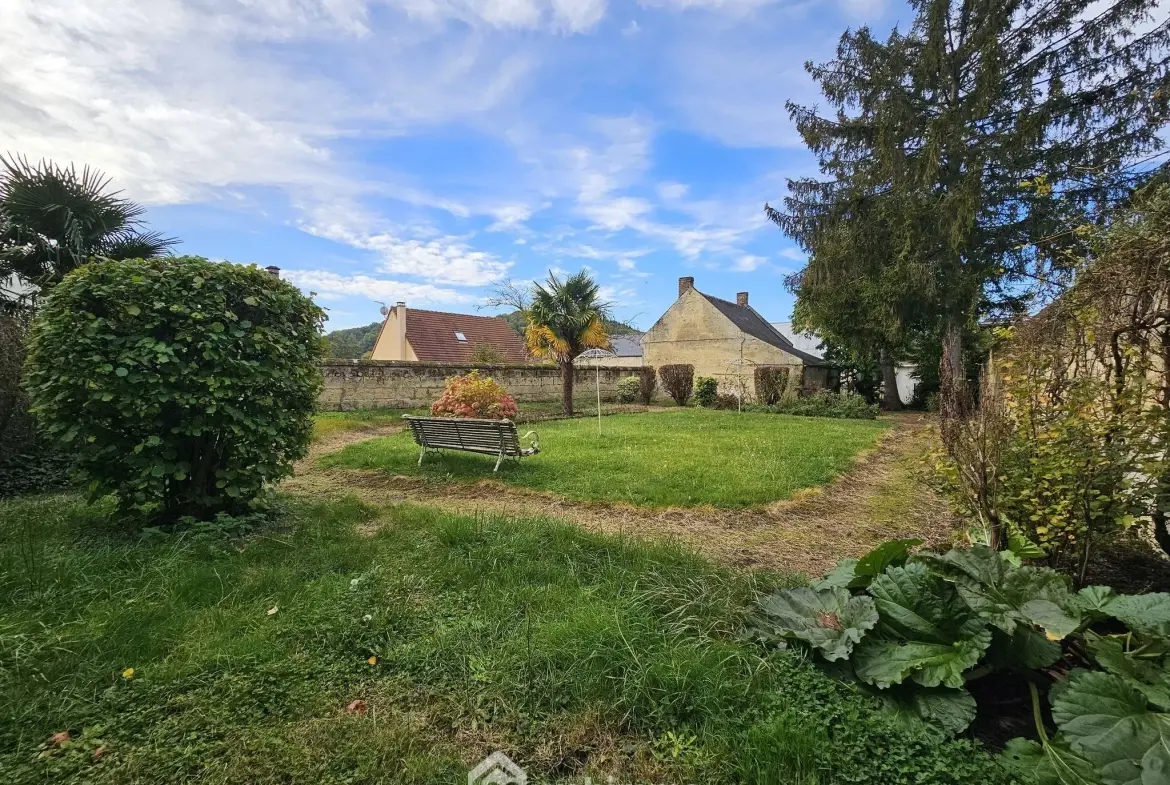 Maison bourgeoise de 353 m² à Crépuy avec jardin et dépendances 