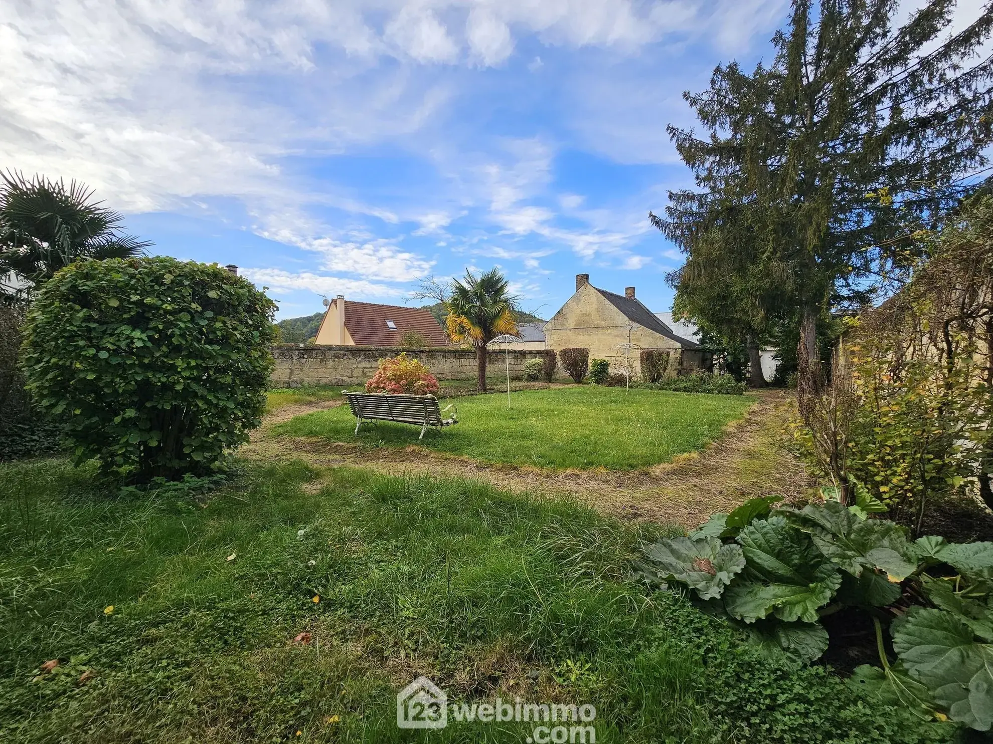 Maison bourgeoise de 353 m² à Crépuy avec jardin et dépendances 