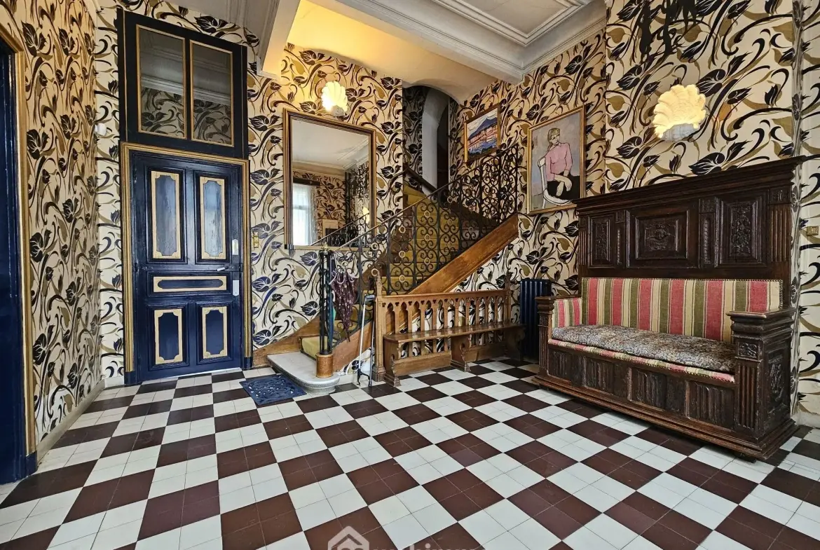 Maison bourgeoise de 353 m² à Crépuy avec jardin et dépendances 