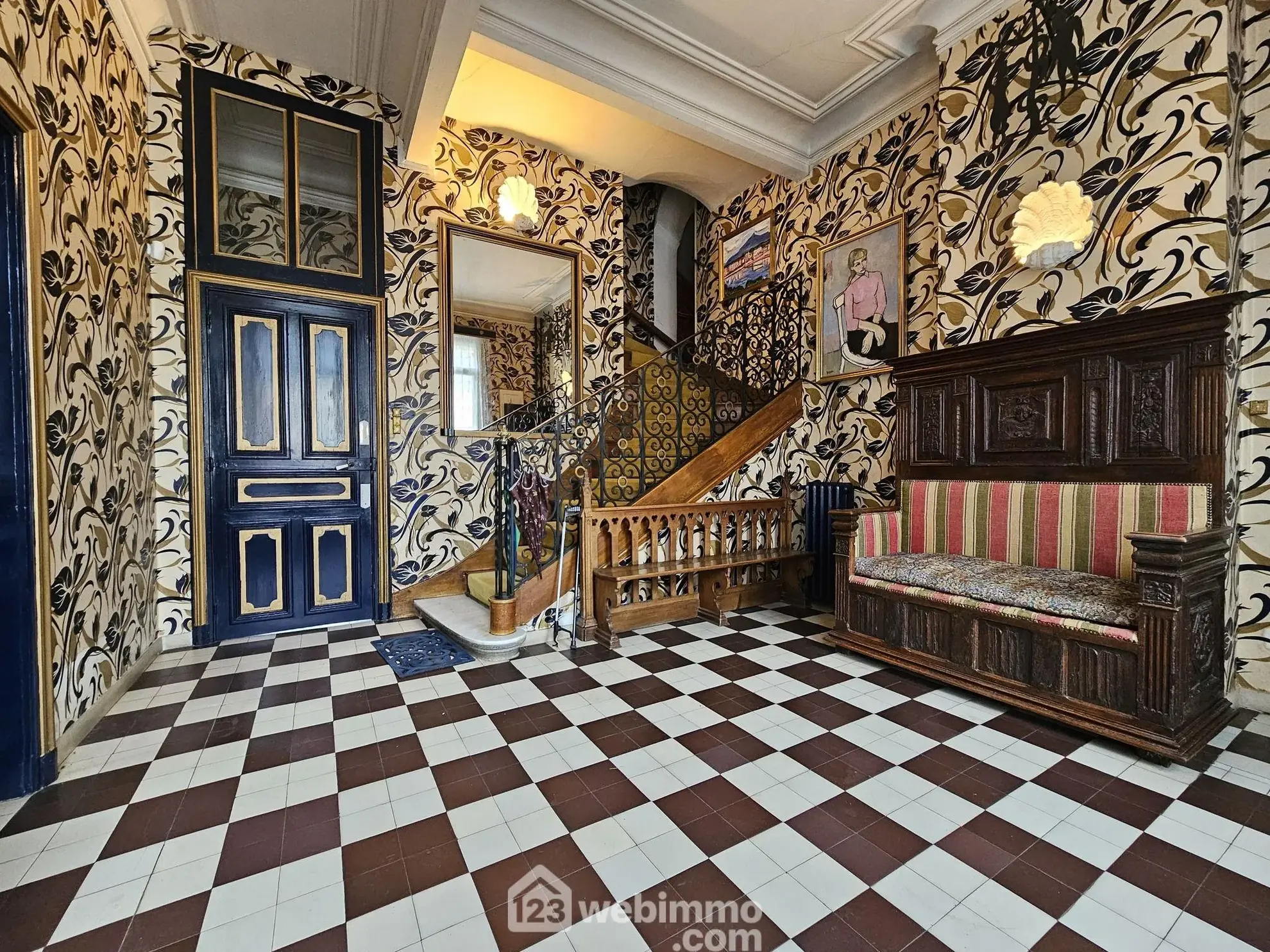 Maison bourgeoise de 353 m² à Crépuy avec jardin et dépendances 