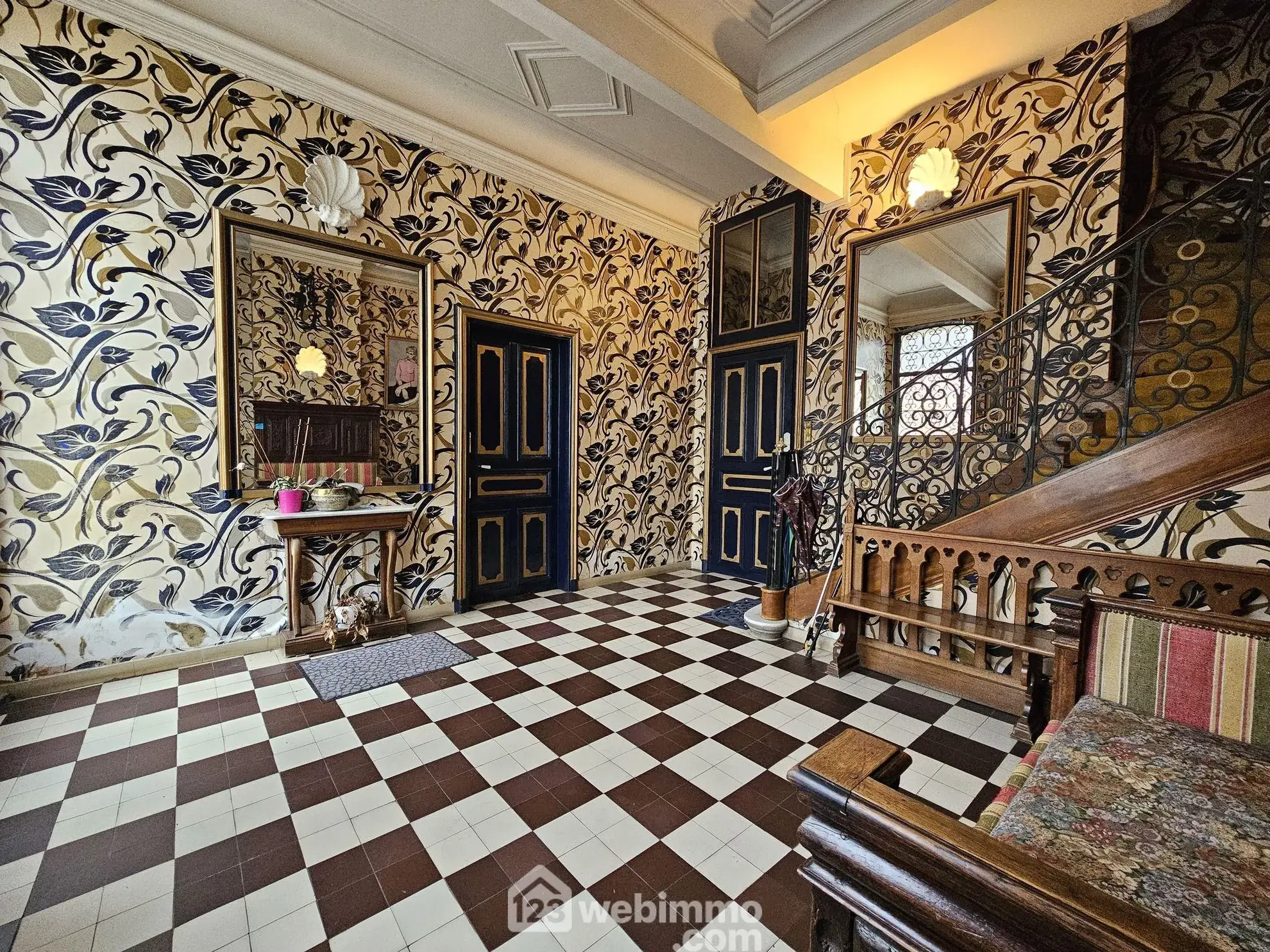 Maison bourgeoise de 353 m² à Crépuy avec jardin et dépendances 