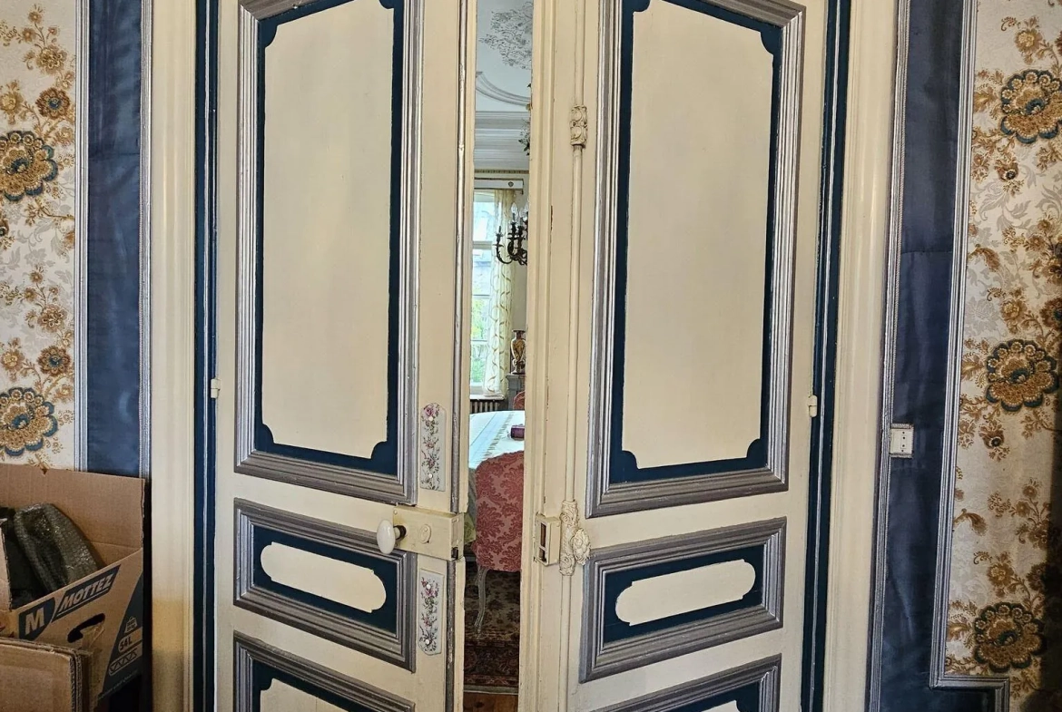 Maison bourgeoise de 353 m² à Crépuy avec jardin et dépendances 