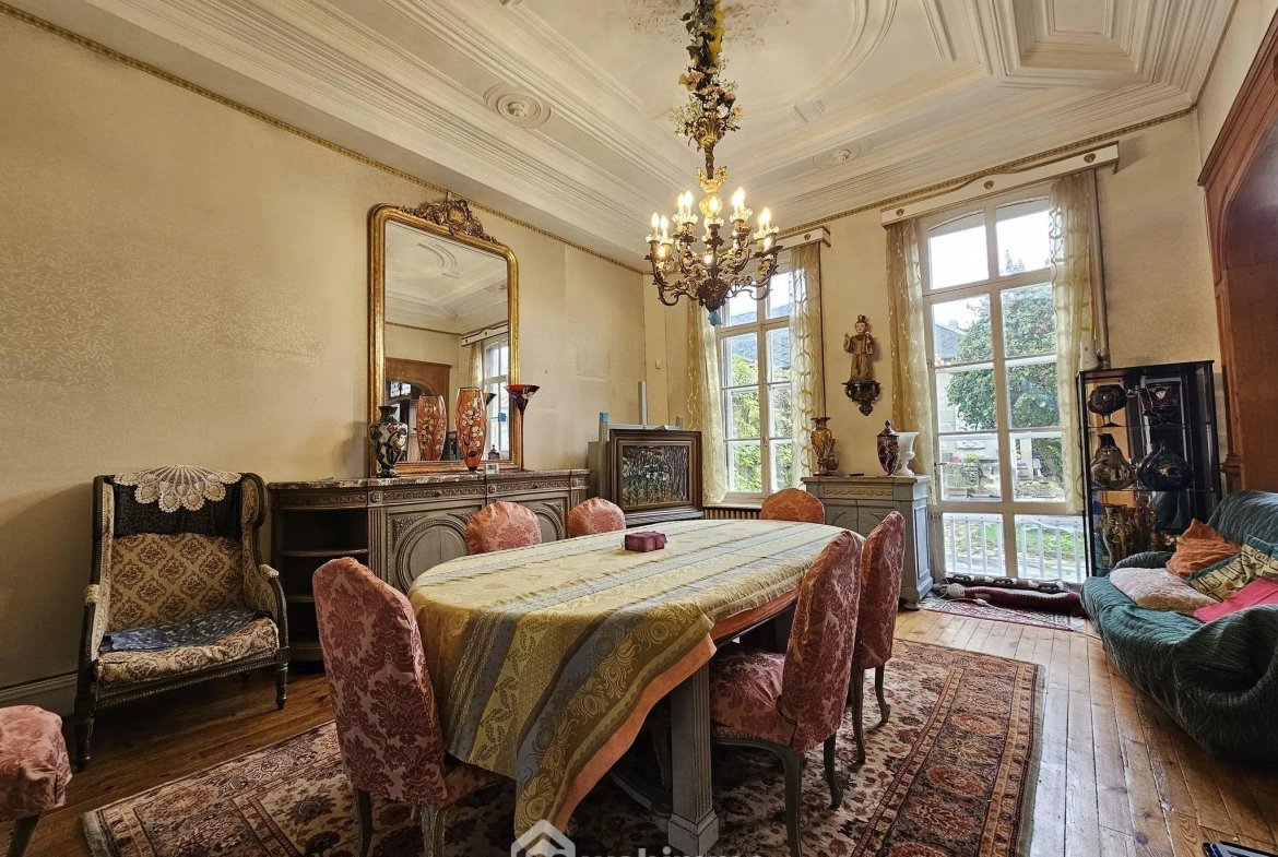 Maison bourgeoise de 353 m² à Crépuy avec jardin et dépendances 