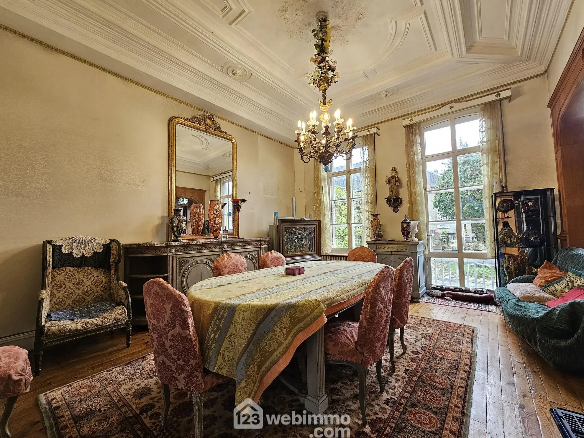Maison bourgeoise de 353 m² à Crépuy avec jardin et dépendances 