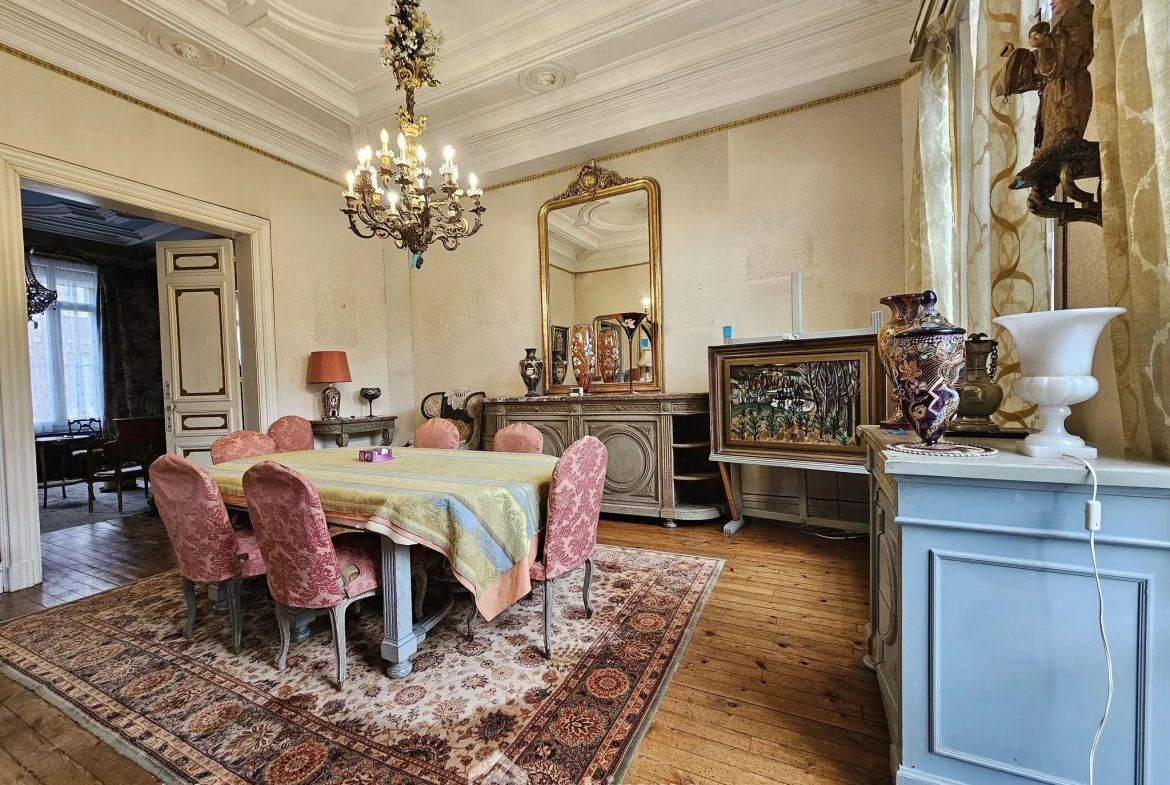 Maison bourgeoise de 353 m² à Crépuy avec jardin et dépendances 