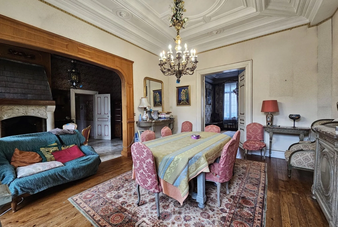 Maison bourgeoise de 353 m² à Crépuy avec jardin et dépendances 