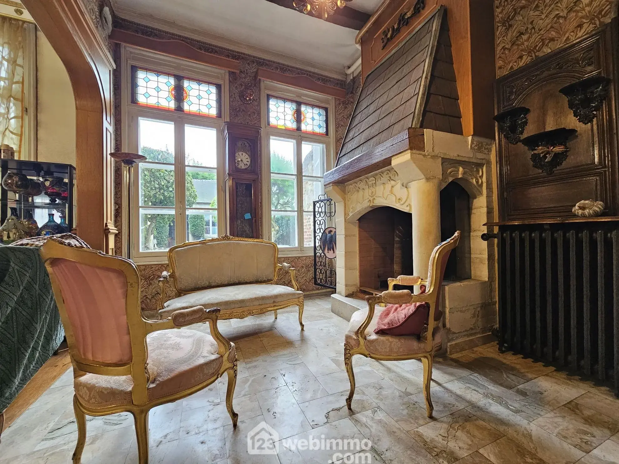 Maison bourgeoise de 353 m² à Crépuy avec jardin et dépendances 