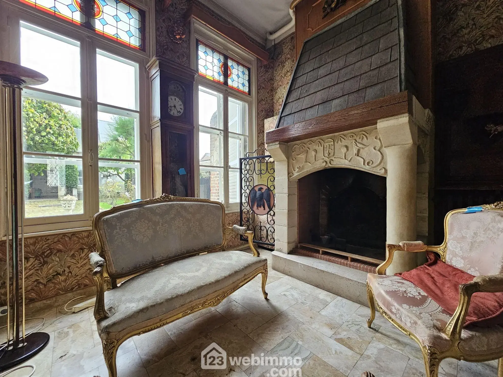 Maison bourgeoise de 353 m² à Crépuy avec jardin et dépendances 