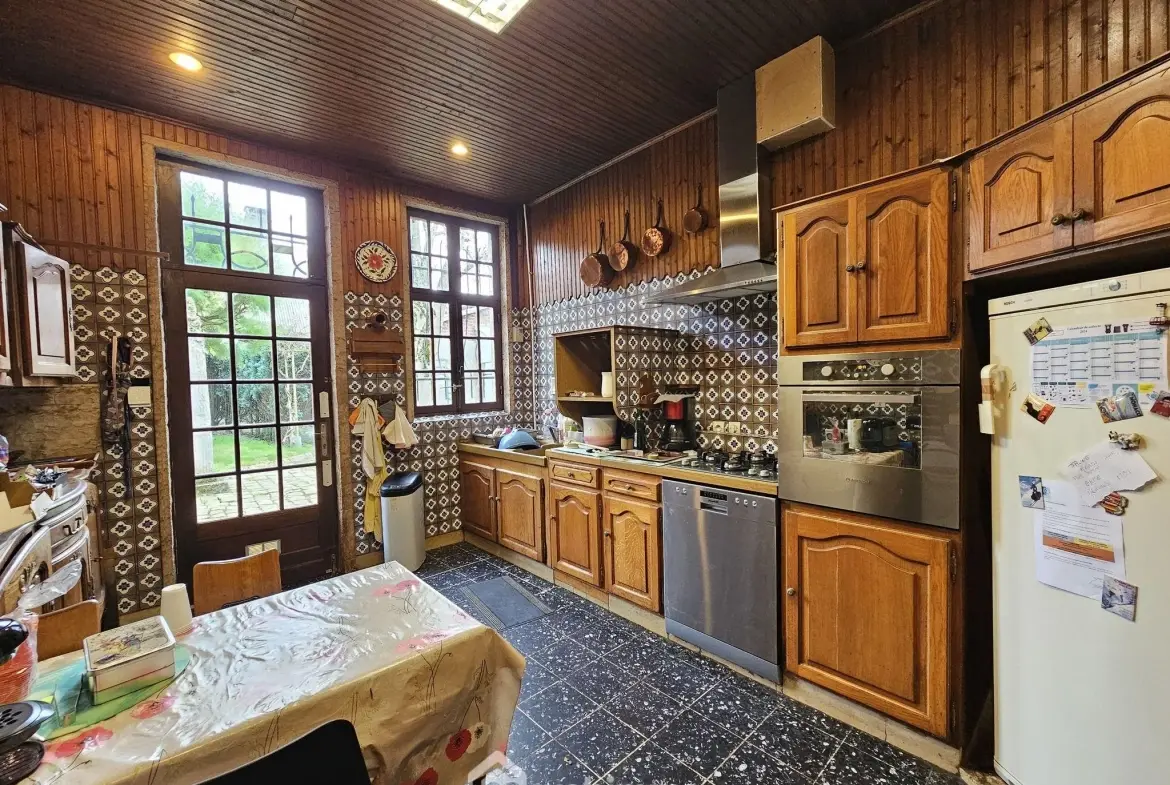 Maison bourgeoise de 353 m² à Crépuy avec jardin et dépendances 
