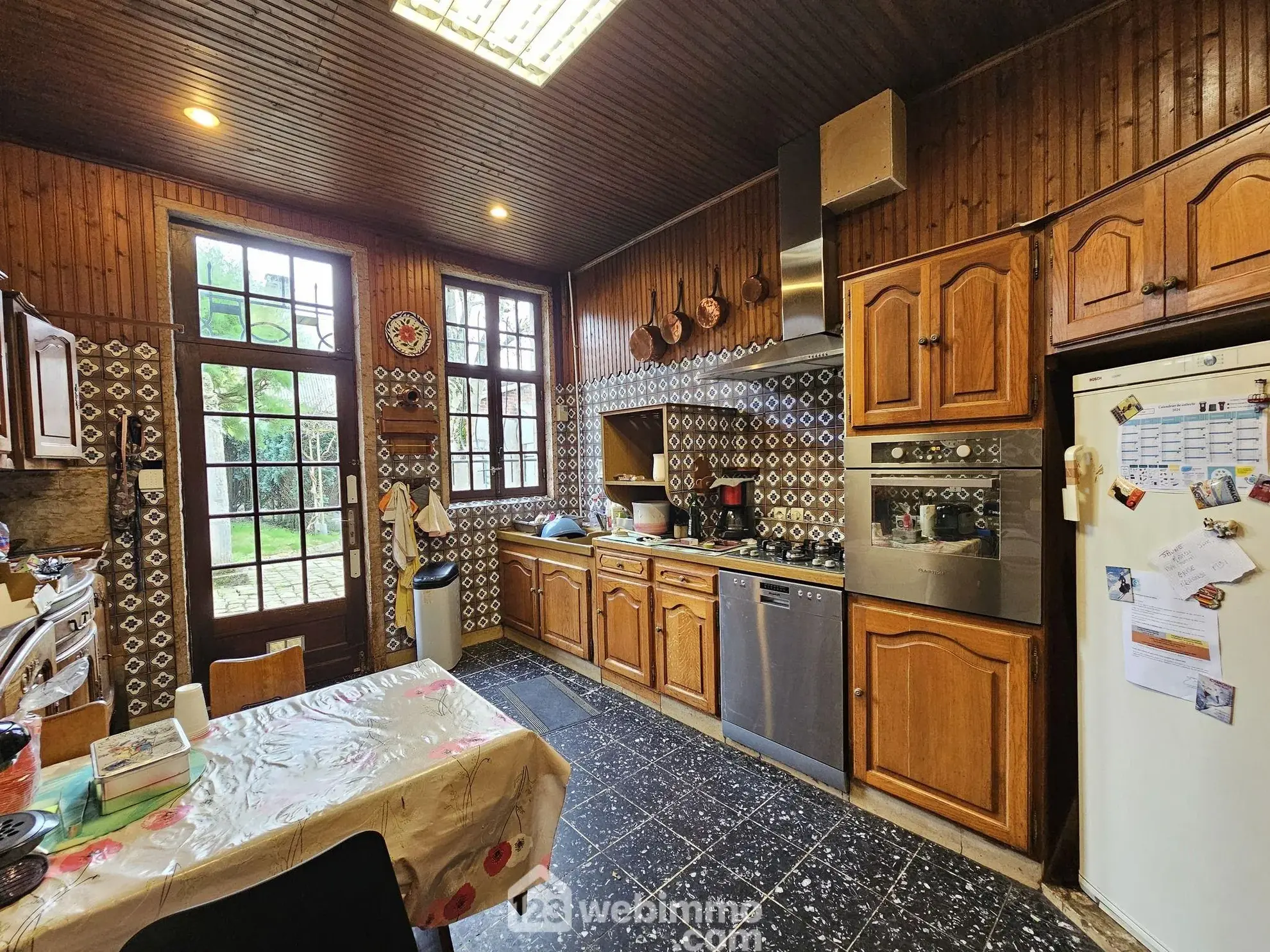 Maison bourgeoise de 353 m² à Crépuy avec jardin et dépendances 