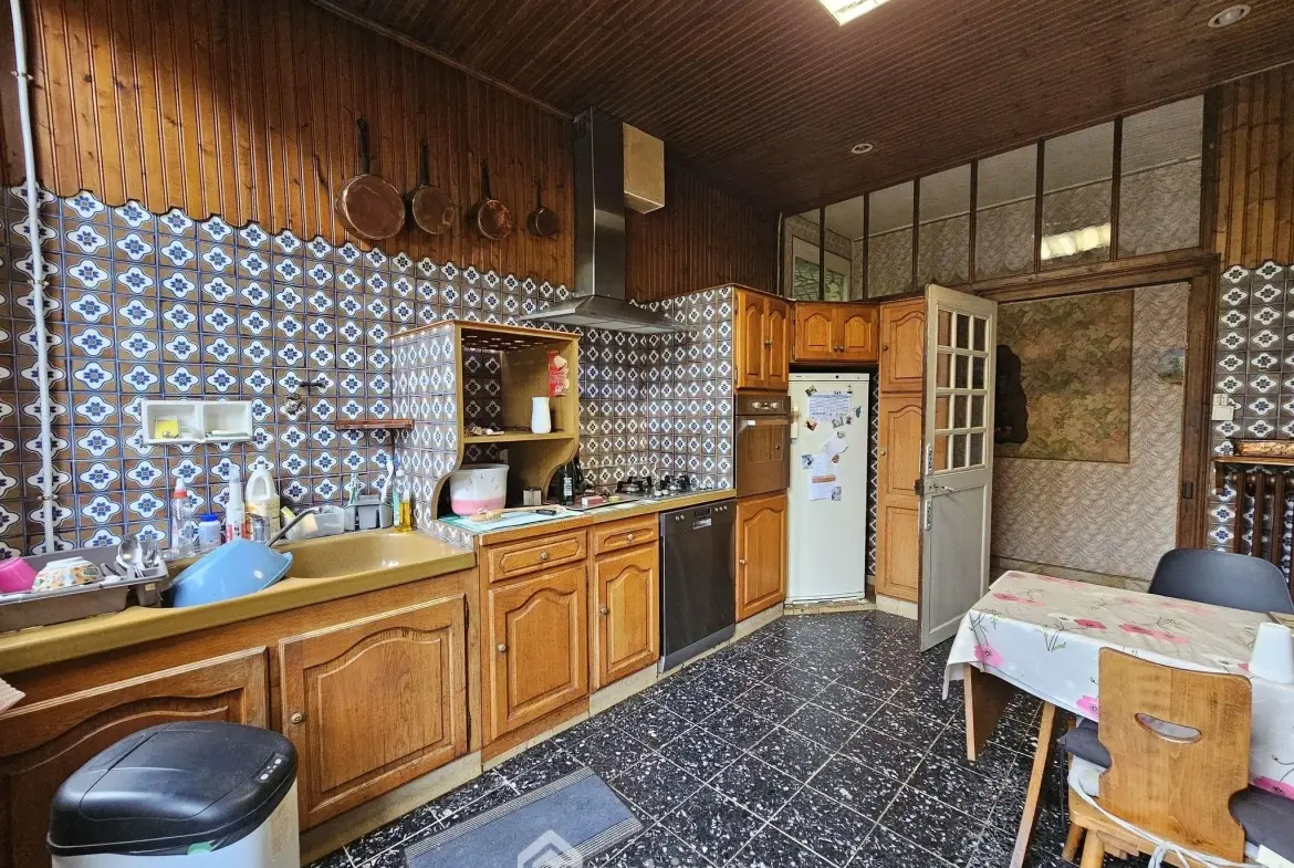 Maison bourgeoise de 353 m² à Crépuy avec jardin et dépendances 