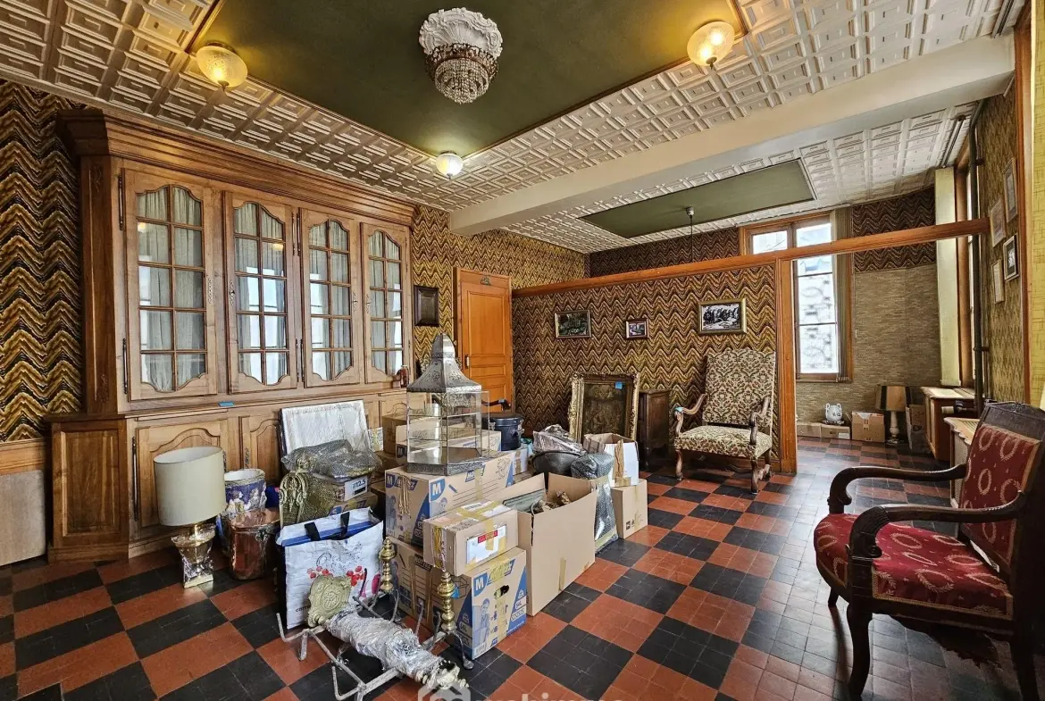 Maison bourgeoise de 353 m² à Crépuy avec jardin et dépendances 