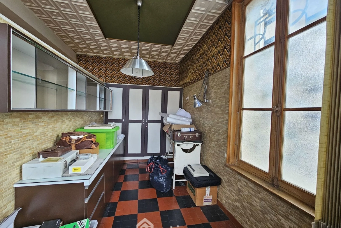 Maison bourgeoise de 353 m² à Crépuy avec jardin et dépendances 