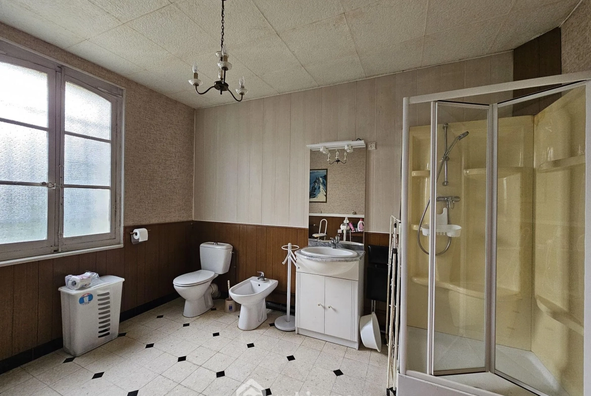 Maison bourgeoise de 353 m² à Crépuy avec jardin et dépendances 