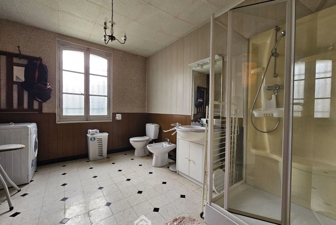 Maison bourgeoise de 353 m² à Crépuy avec jardin et dépendances 