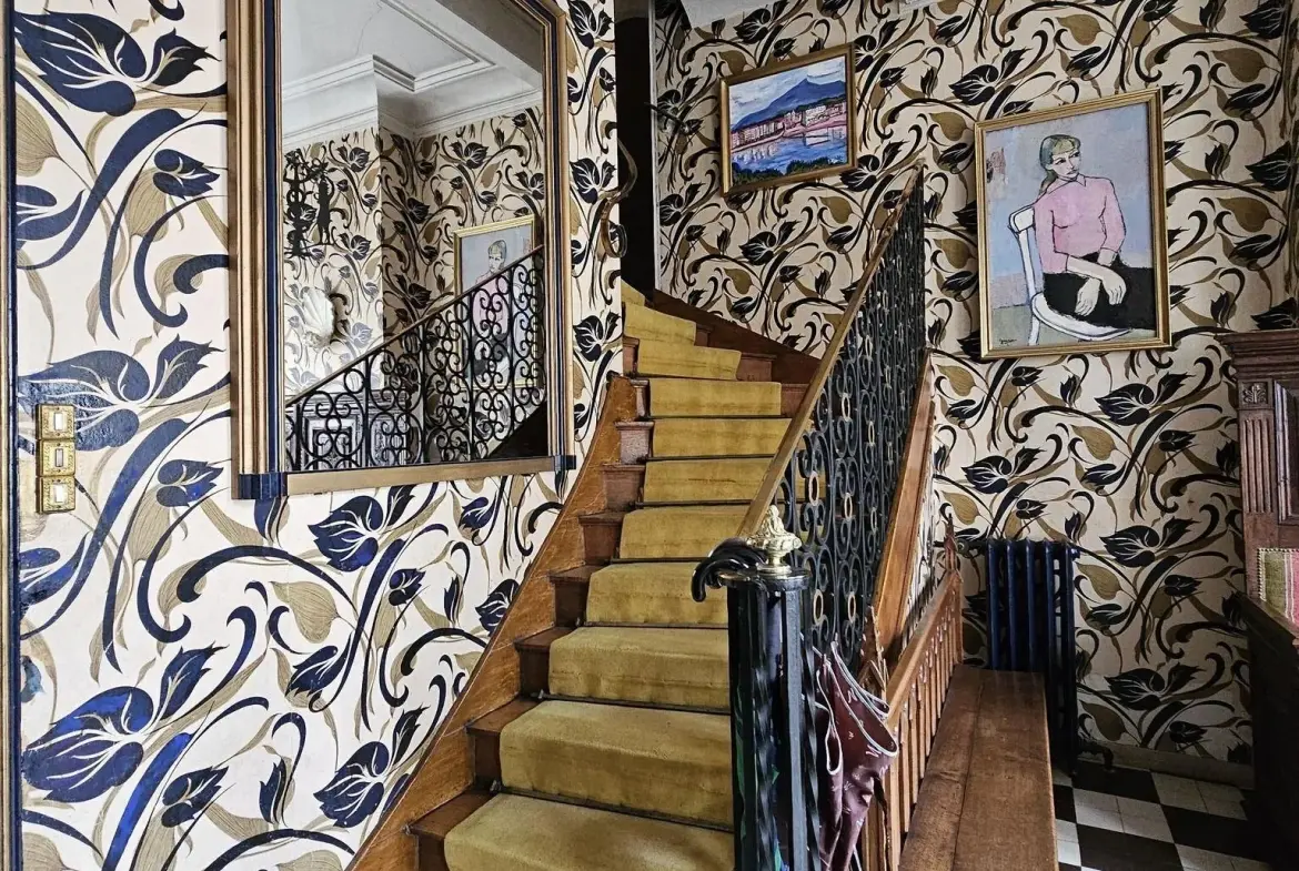 Maison bourgeoise de 353 m² à Crépuy avec jardin et dépendances 