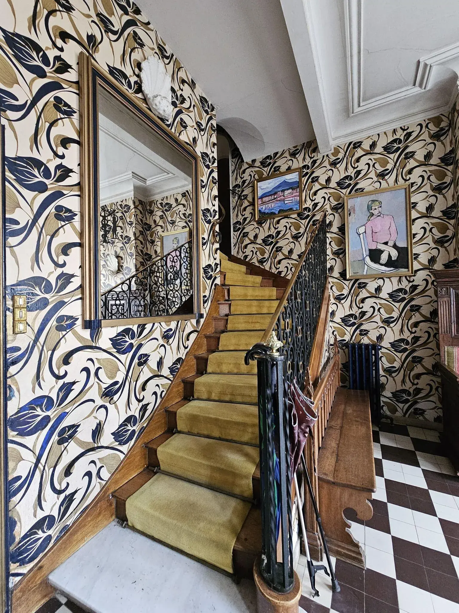 Maison bourgeoise de 353 m² à Crépuy avec jardin et dépendances 