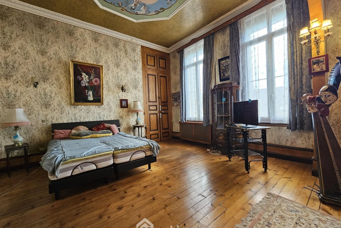 Maison bourgeoise de 353 m² à Crépuy avec jardin et dépendances 