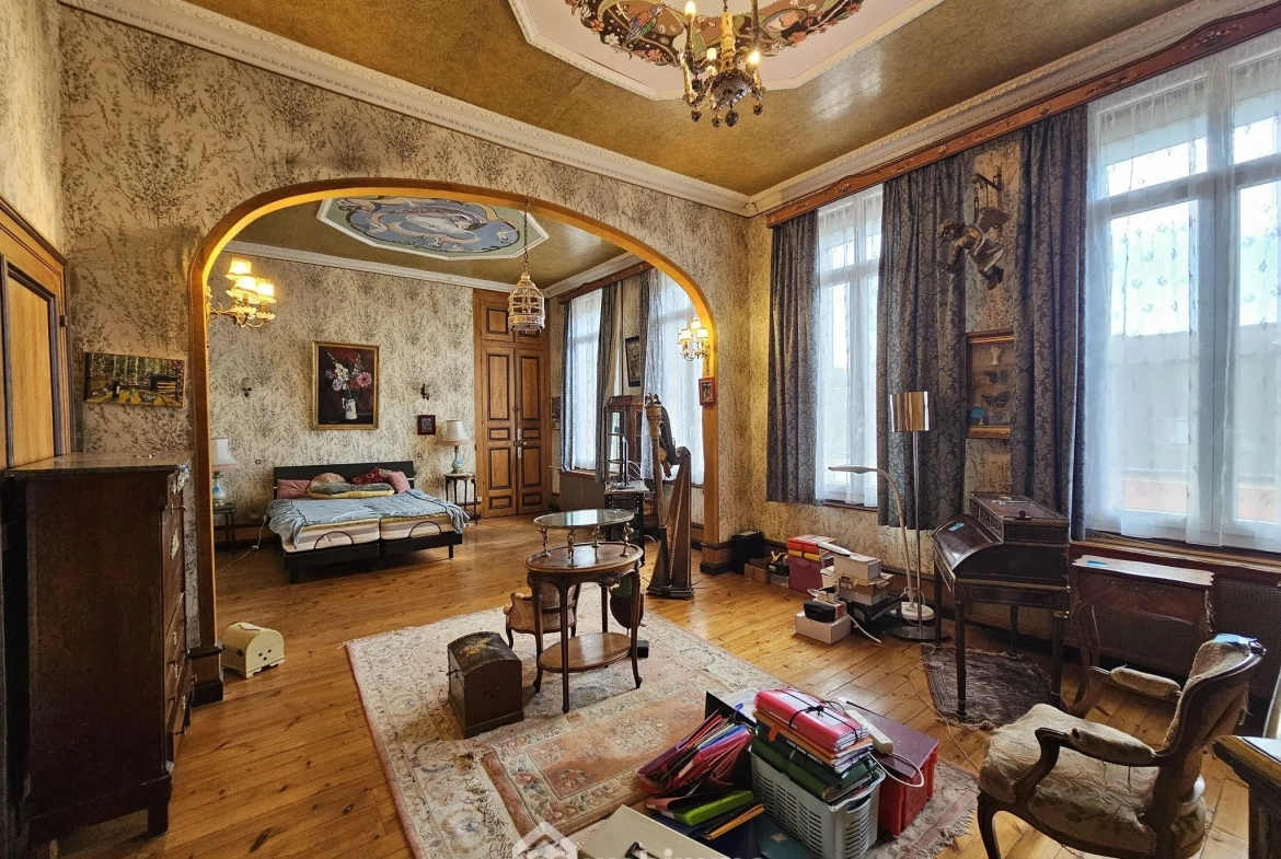 Maison bourgeoise de 353 m² à Crépuy avec jardin et dépendances 