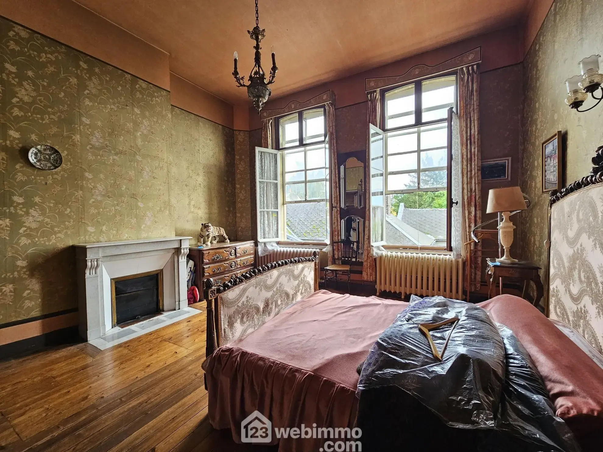 Maison bourgeoise de 353 m² à Crépuy avec jardin et dépendances 
