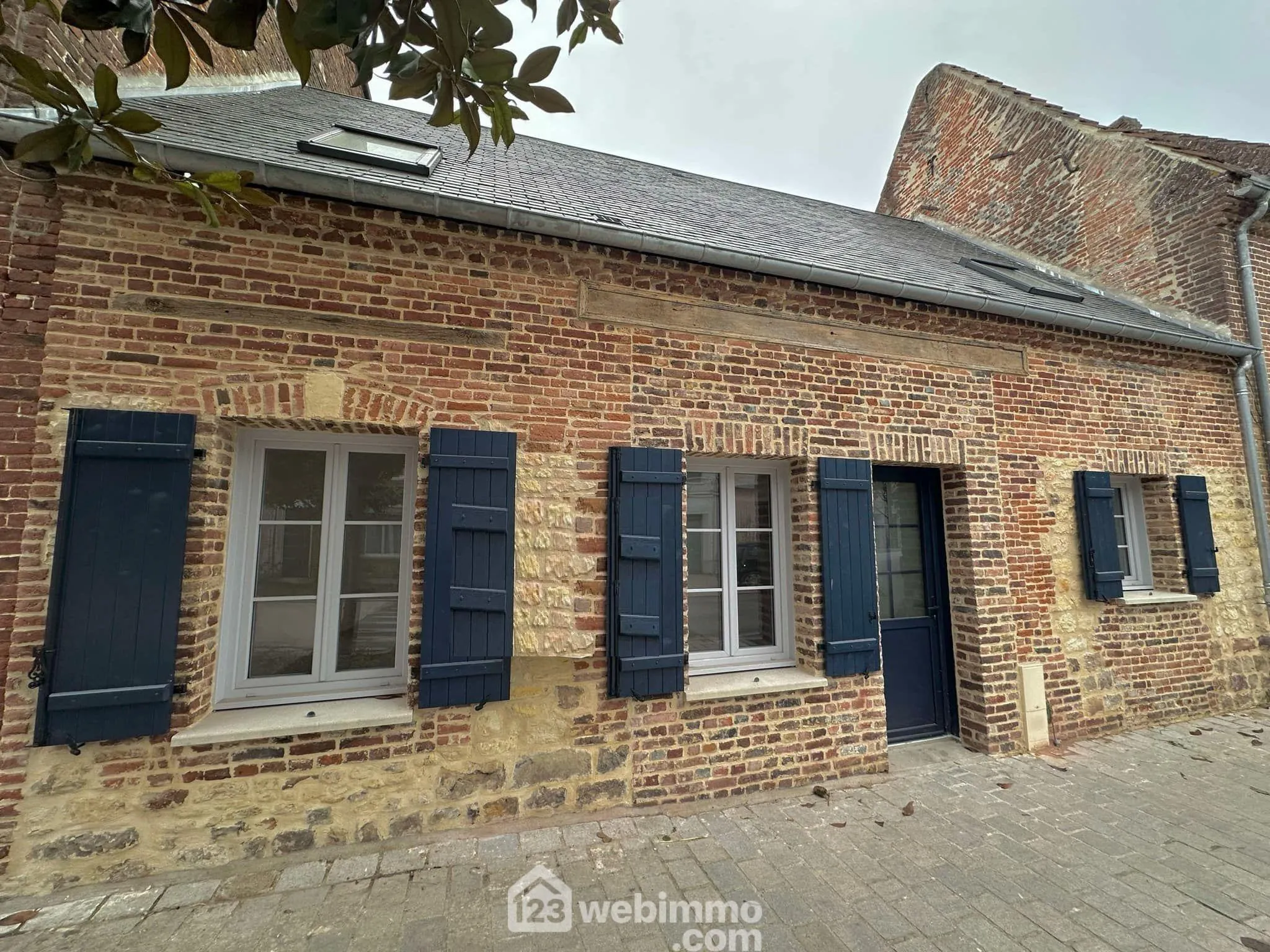 Maison rénovée de 97m² à Crécy-sur-Serre avec cour et grande pièce de vie 